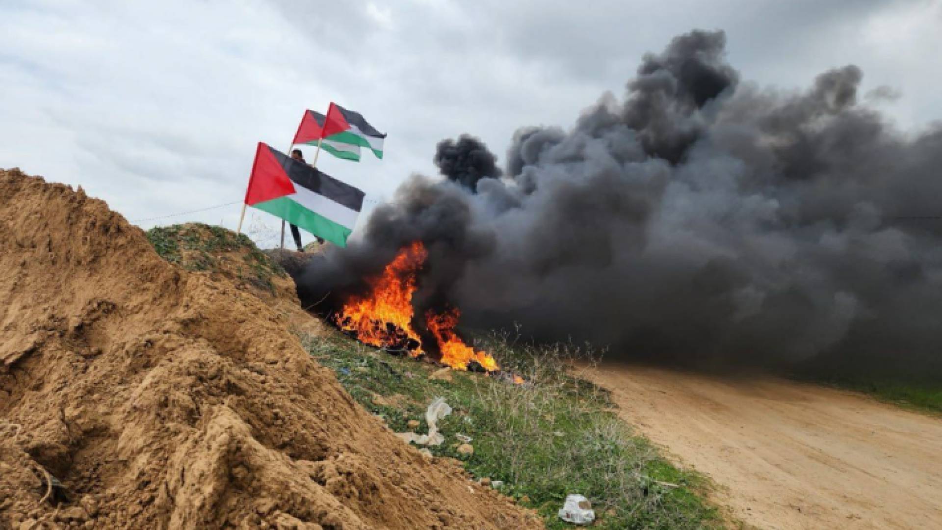 فلسطينيون يشعلون الإطارت على حدود غزة