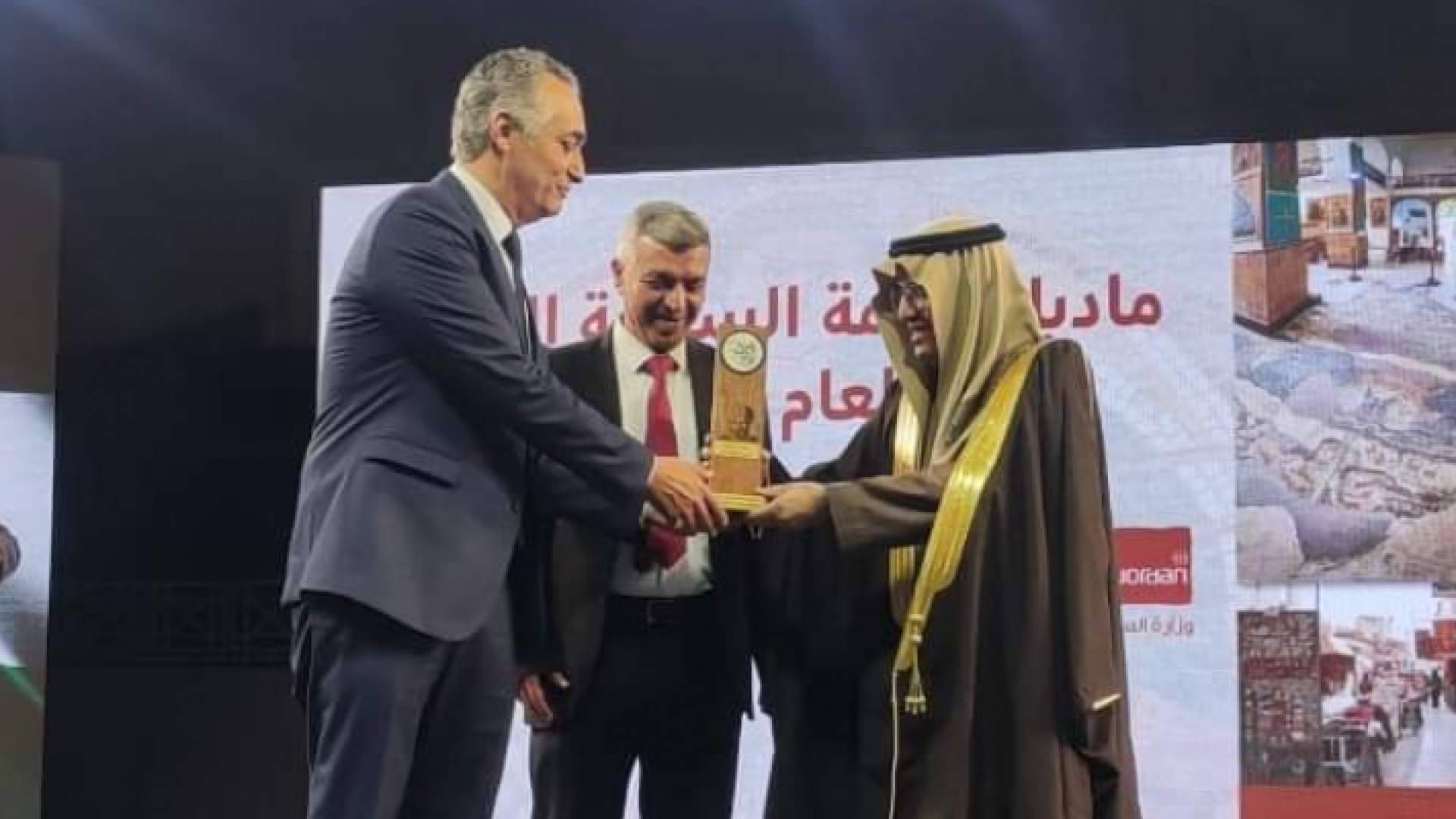 تسليم درع جائزة ابن بطوطة لوزير السياحة ورئيس بلدية مأدبا