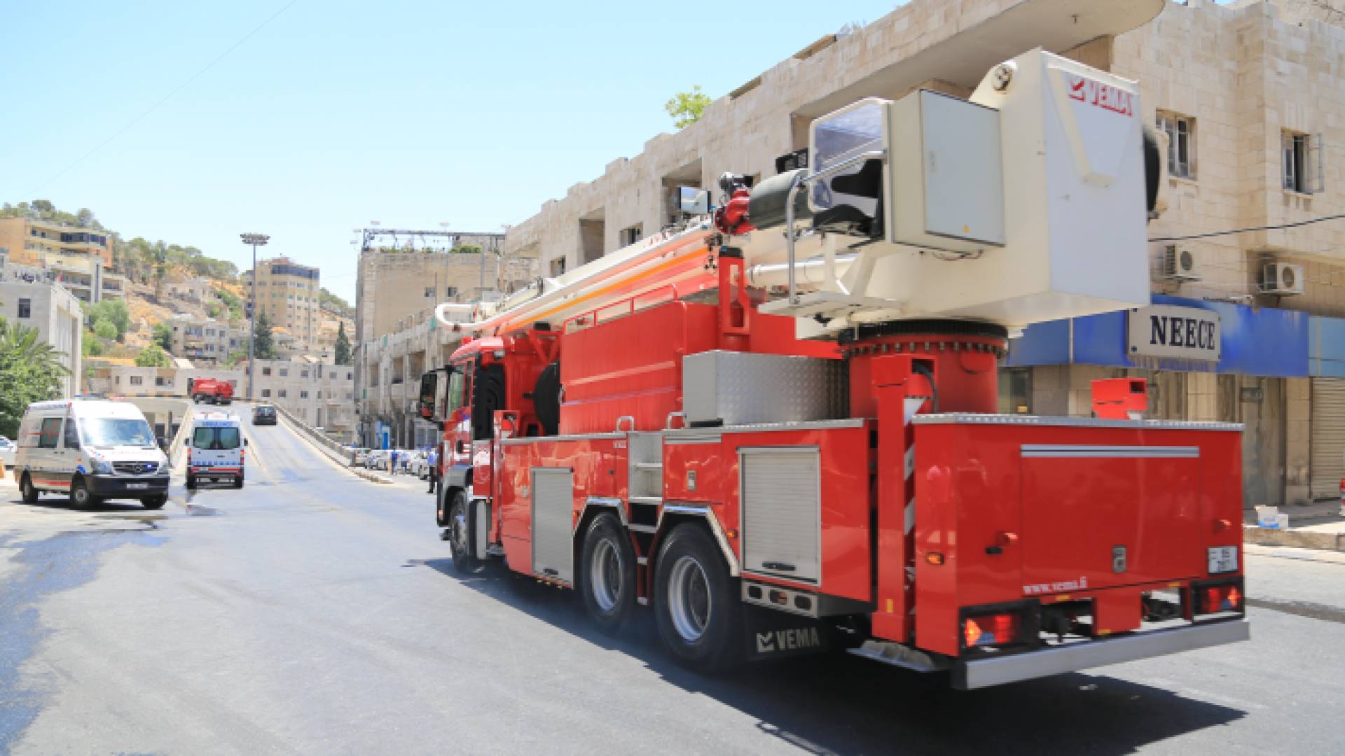 مركبة تابعة للدفاع المدني