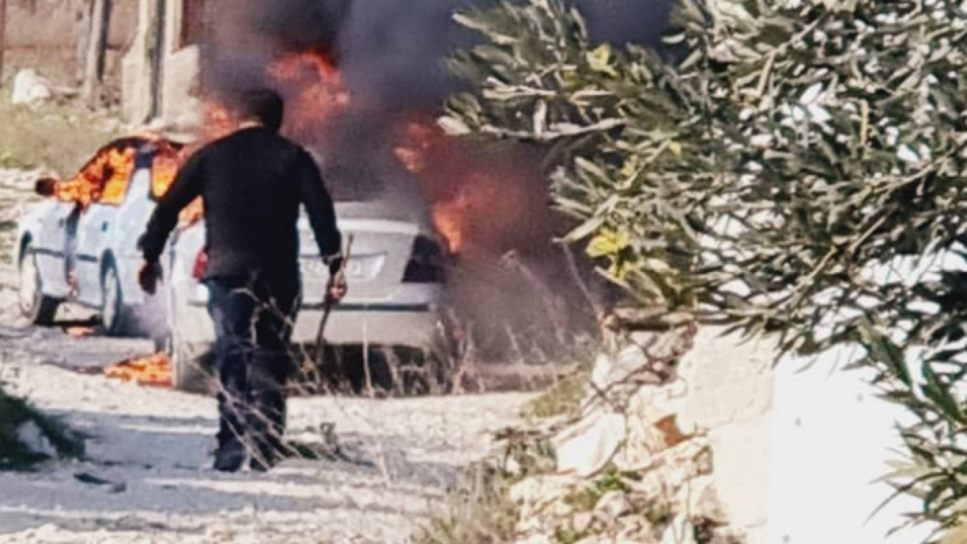 مركبات الفلسطينيين عقب حرقها