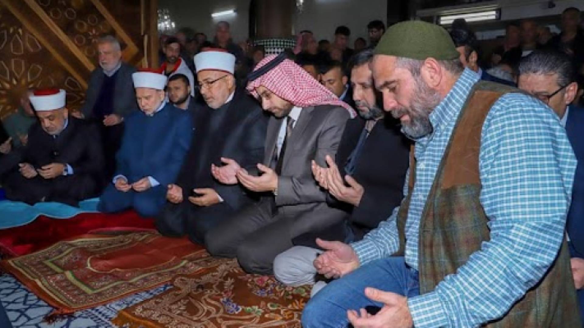 أشخاص يرفعون أيديهم تضرعا لله