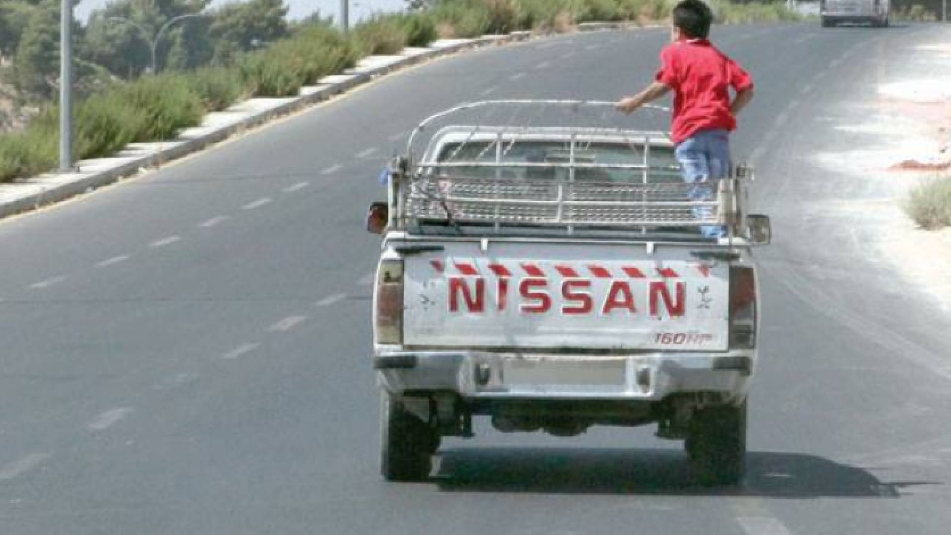 مركبة تحمل طفلا في الصندوق الخلفي