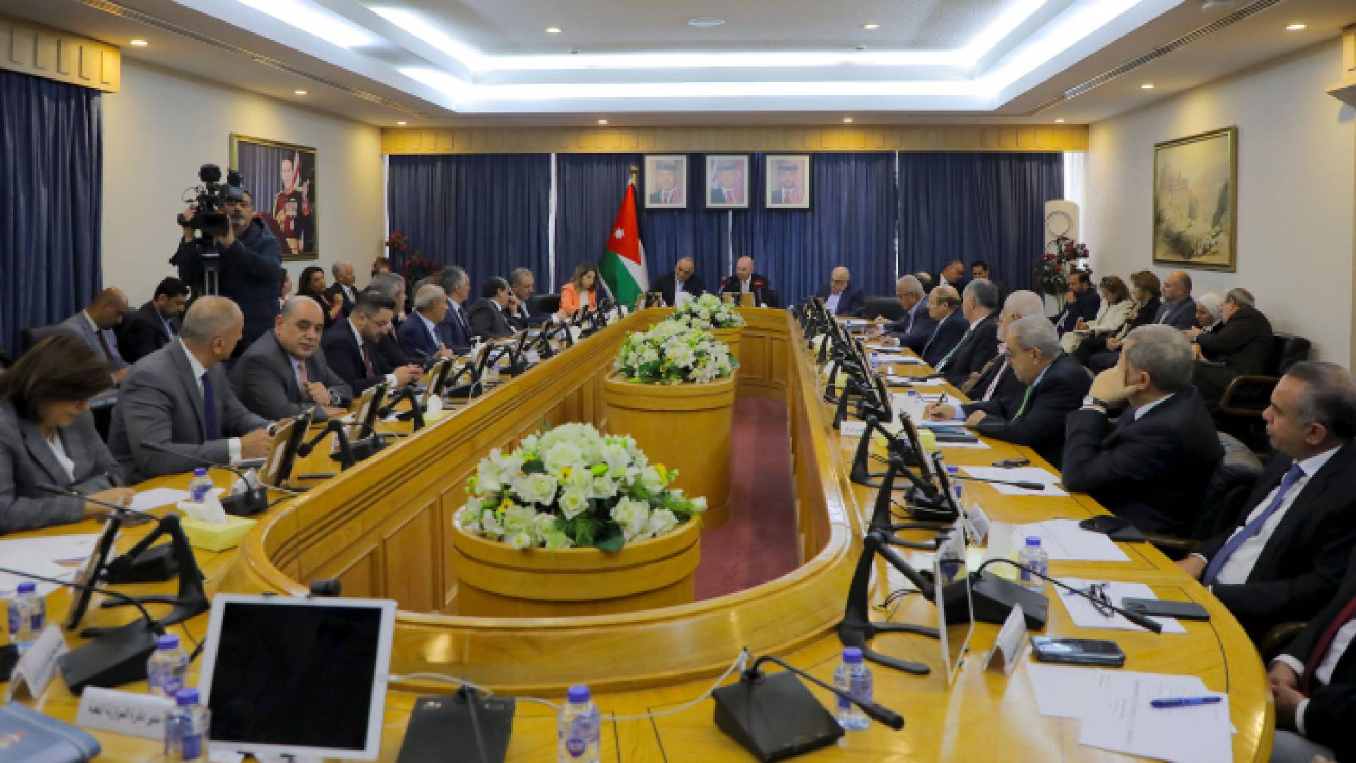 لقاء الفريق الاقتصادي الحكومي واللجنة المالية في مجلس الأعيان