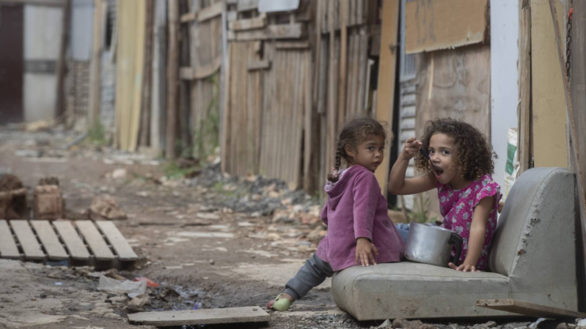 طفلتان داخل حي فقير