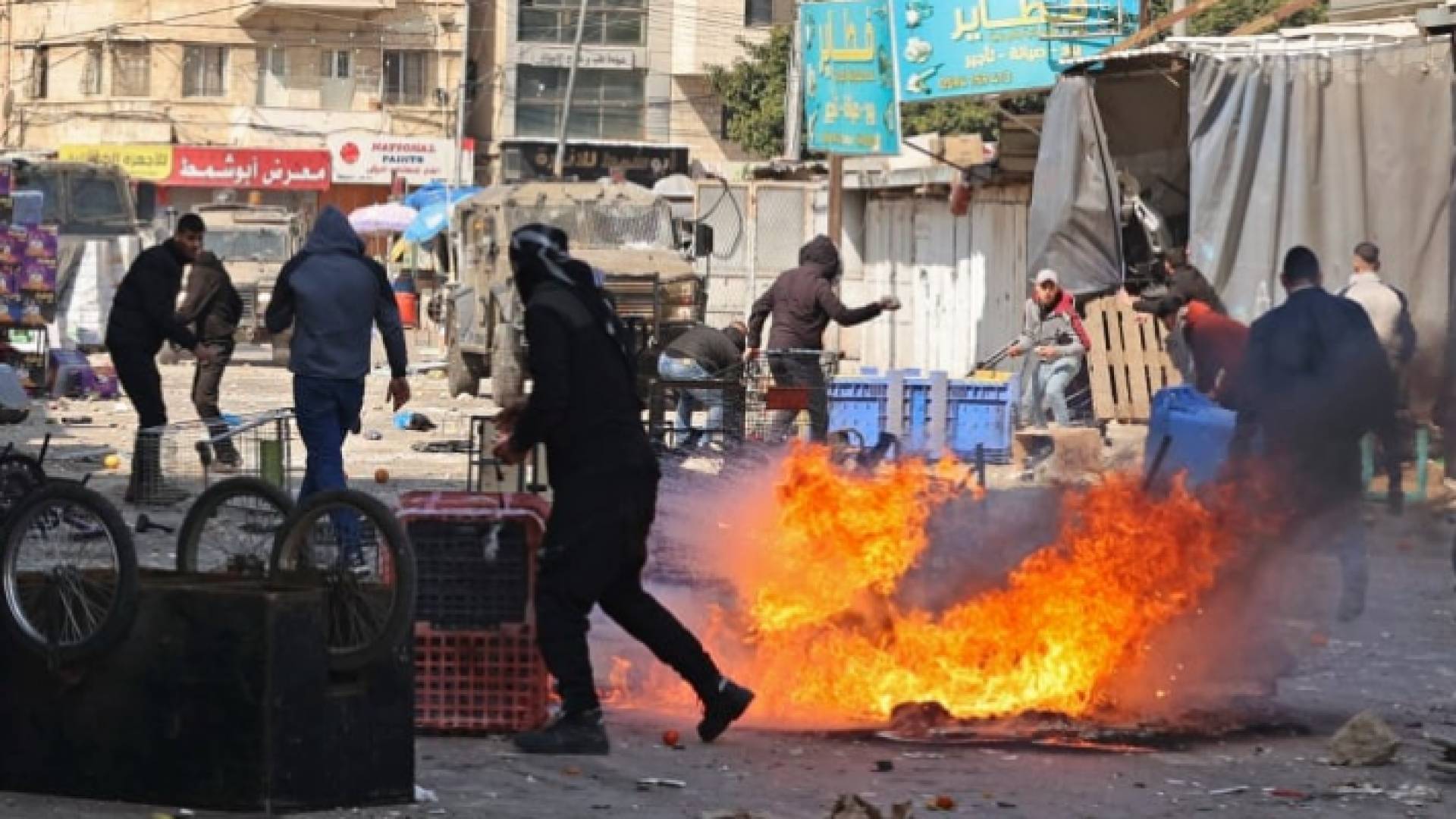 مواجهات بين شبان فلسطينيين وقوات من جيش الاحتلال في نابلس