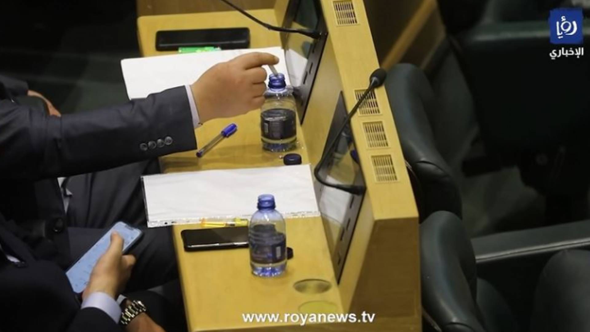 نائب يدخن تحت القبة