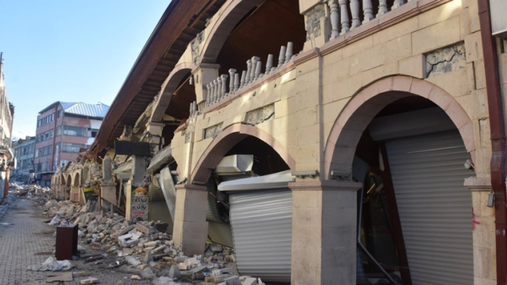 صورة للمبان المنهارة