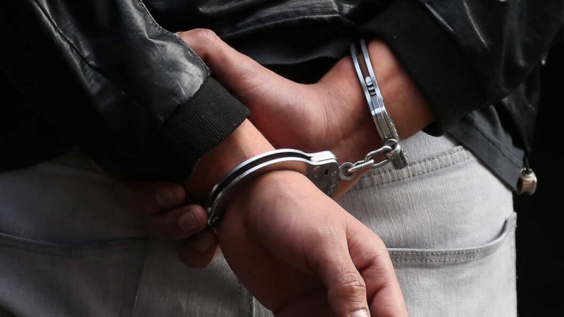 أصفاد معدنية في يد شخص - تعبيرية