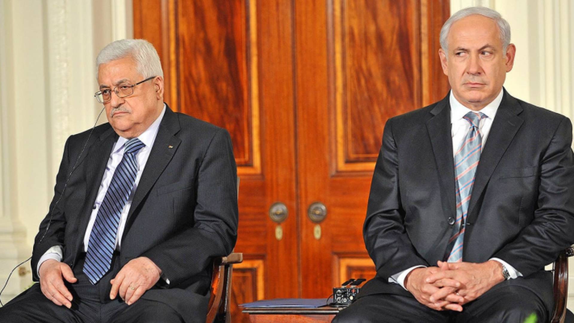 صورة أرشيفية لرئيس حكومة الاحتلال بنيامين نتنياهو والرئيس الفلسطيني محمود عباس