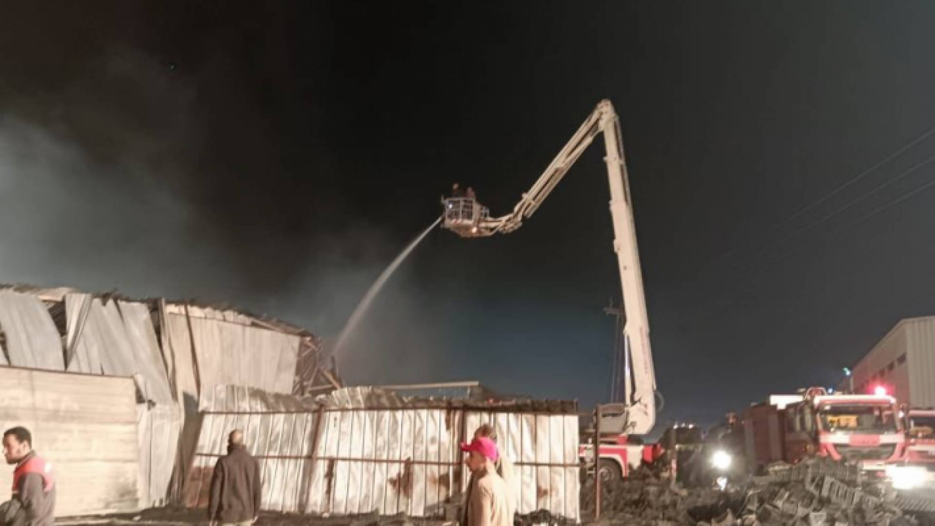 جانب من جهود كوادر الدفاع المدني في إخماد الحريق