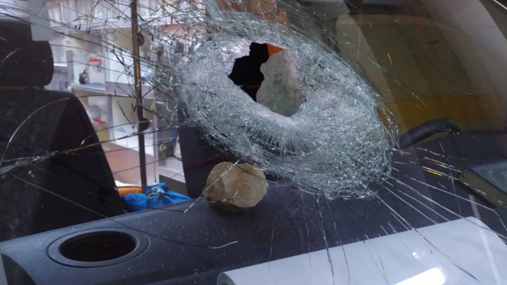 سيارة الإسعاف بعد تعرضها لهجوم المستوطنين