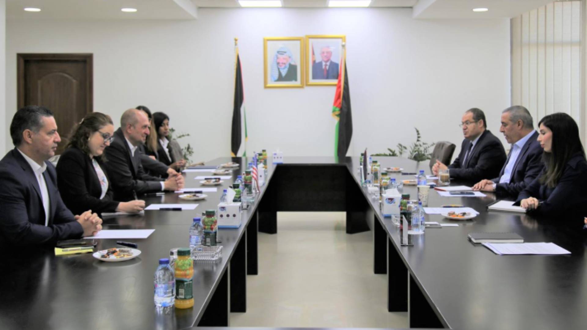 لقاء حسين الشيخ والممثل الأمريكي