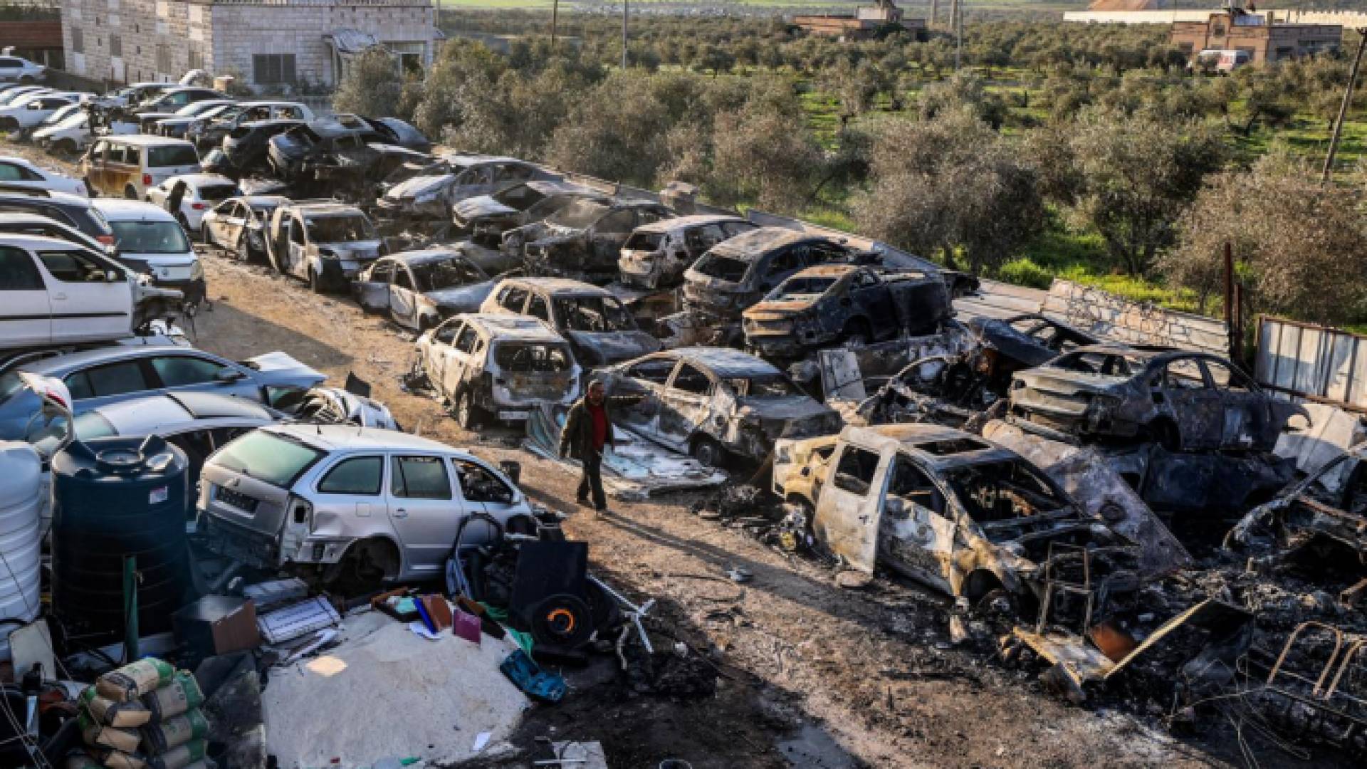 حريق كراج مركبات في بلدة حوارة في نابلس