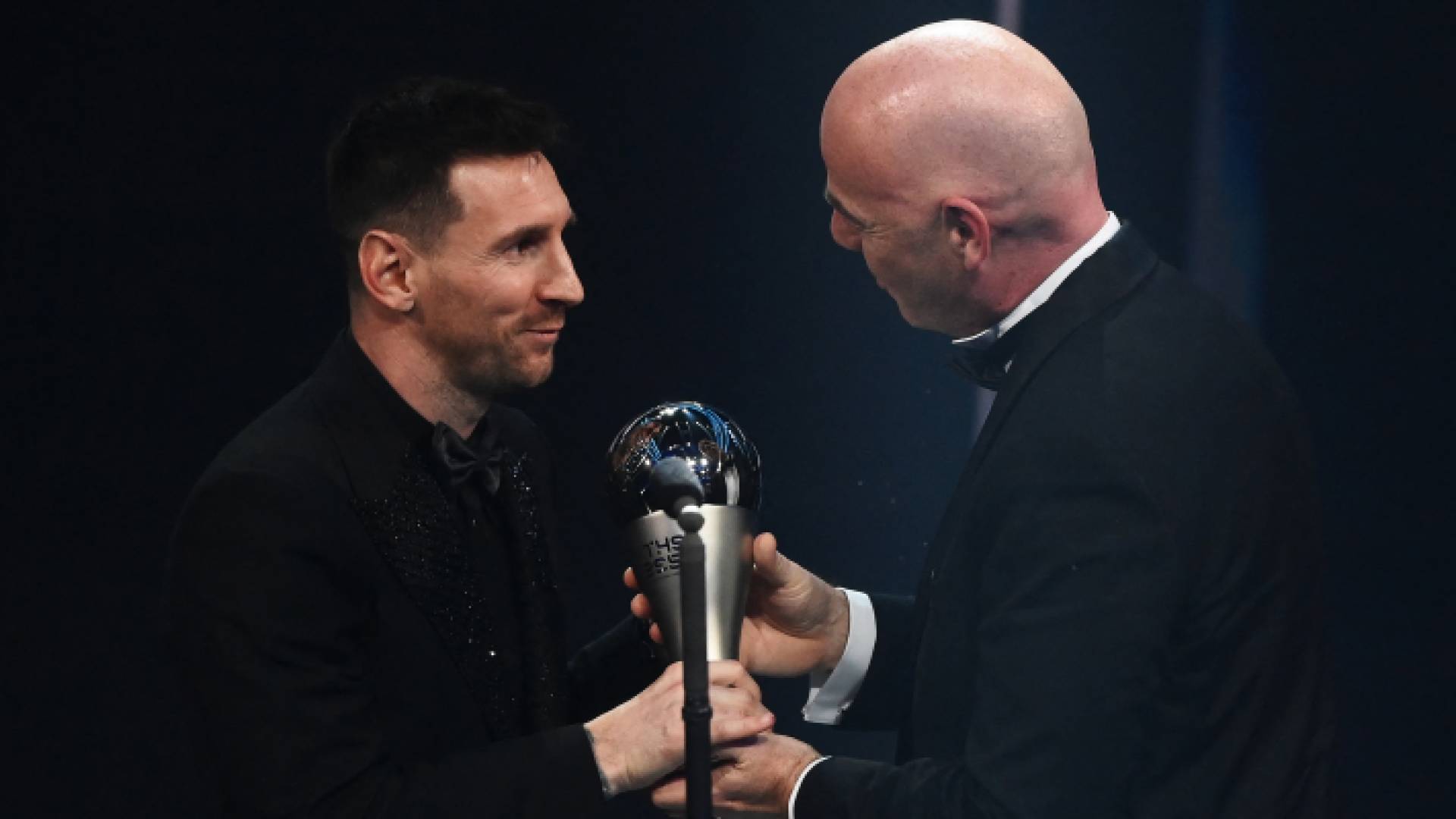 ميسي يفوز بجائزة أفضل لاعب في العالم