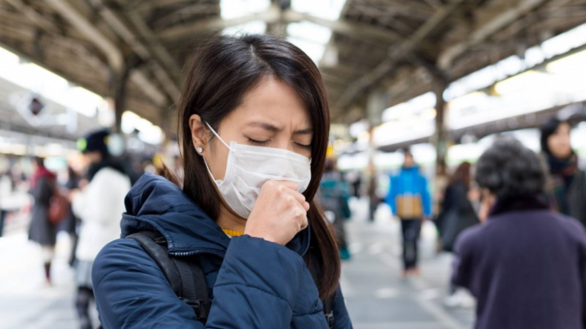 سيدة ترتدي الكمامة