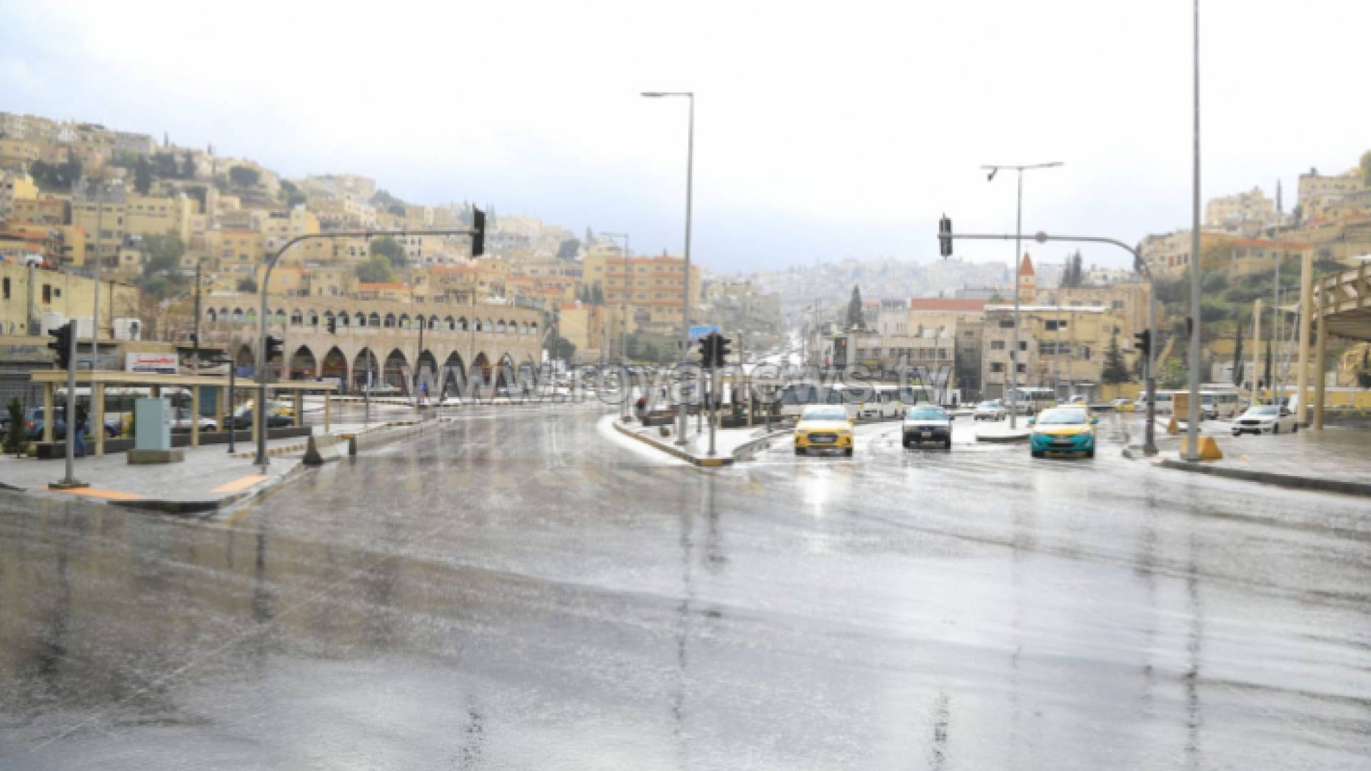 مشهد أرشيفي للامطار من العاصمة عمان