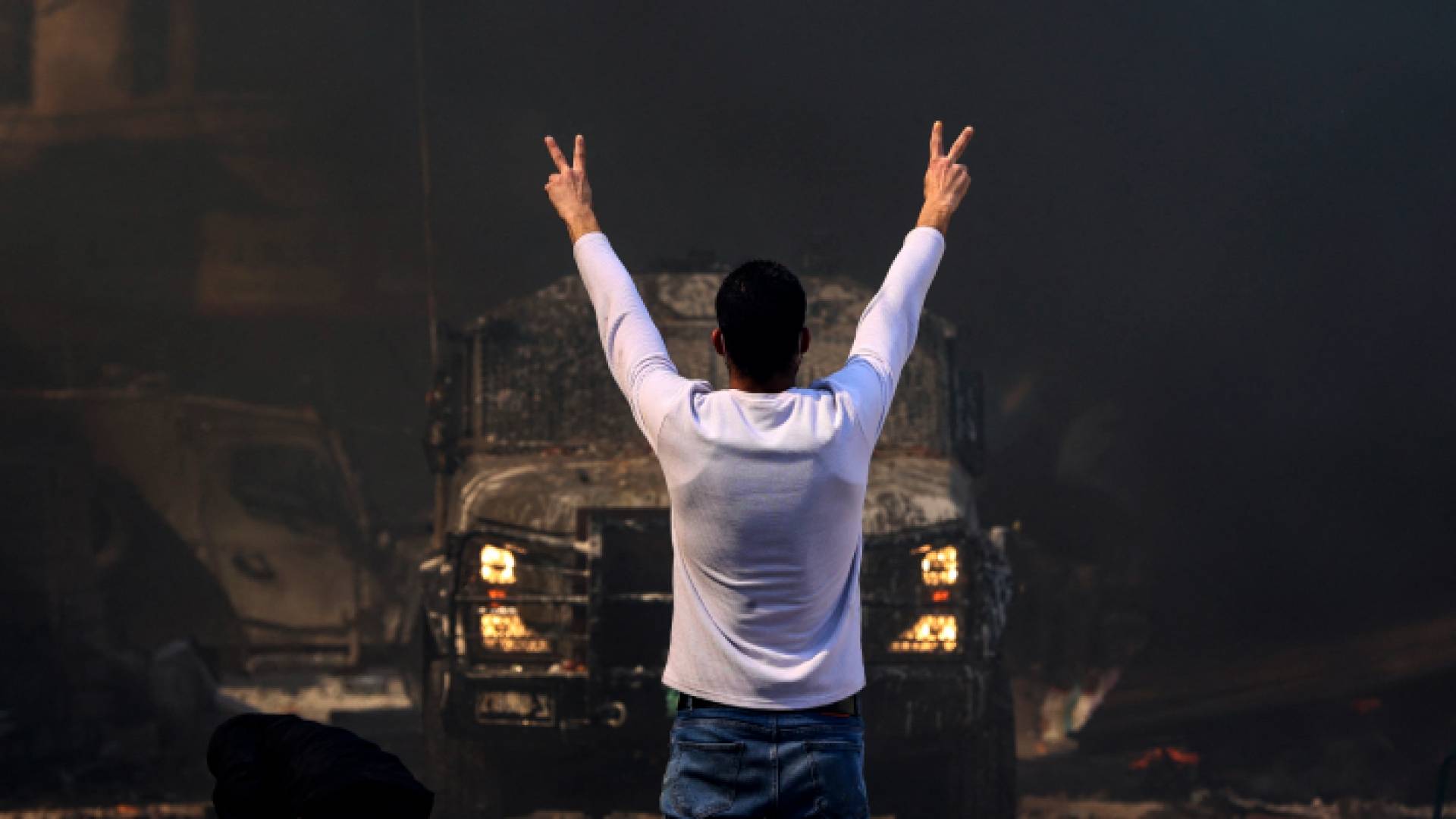 شاب فلسطيني يواجه هجوم جيش الاحتلال