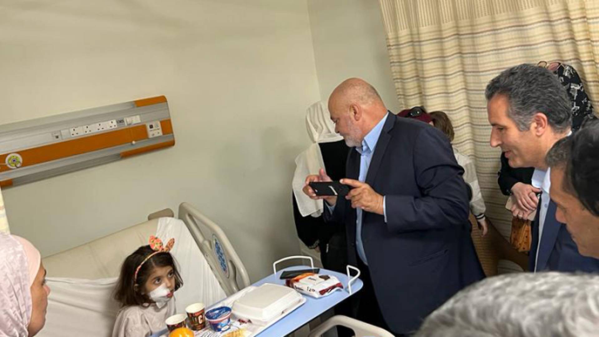 رئيس سطلة منطقة العقبة الاقتصادية الخاصة نايف الفايز يعود إحدى الطالبات المصابات في المستشفى