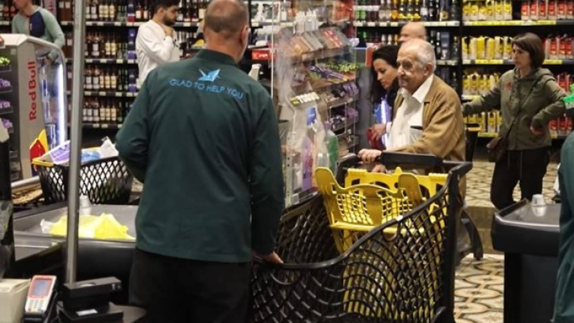 لبنانيون يبتاعون موادا غذائية من أحد المحال التجارية