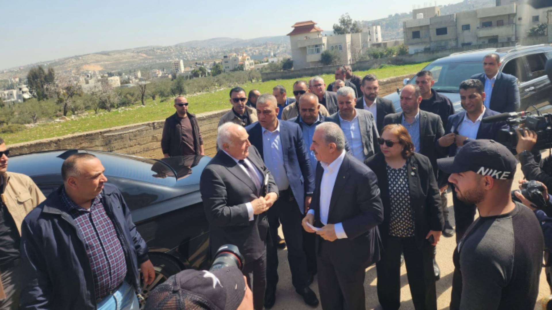 رئيس الوزراء الفلسطيني محمد اشتية أثناء زيارة بلدة حوارة