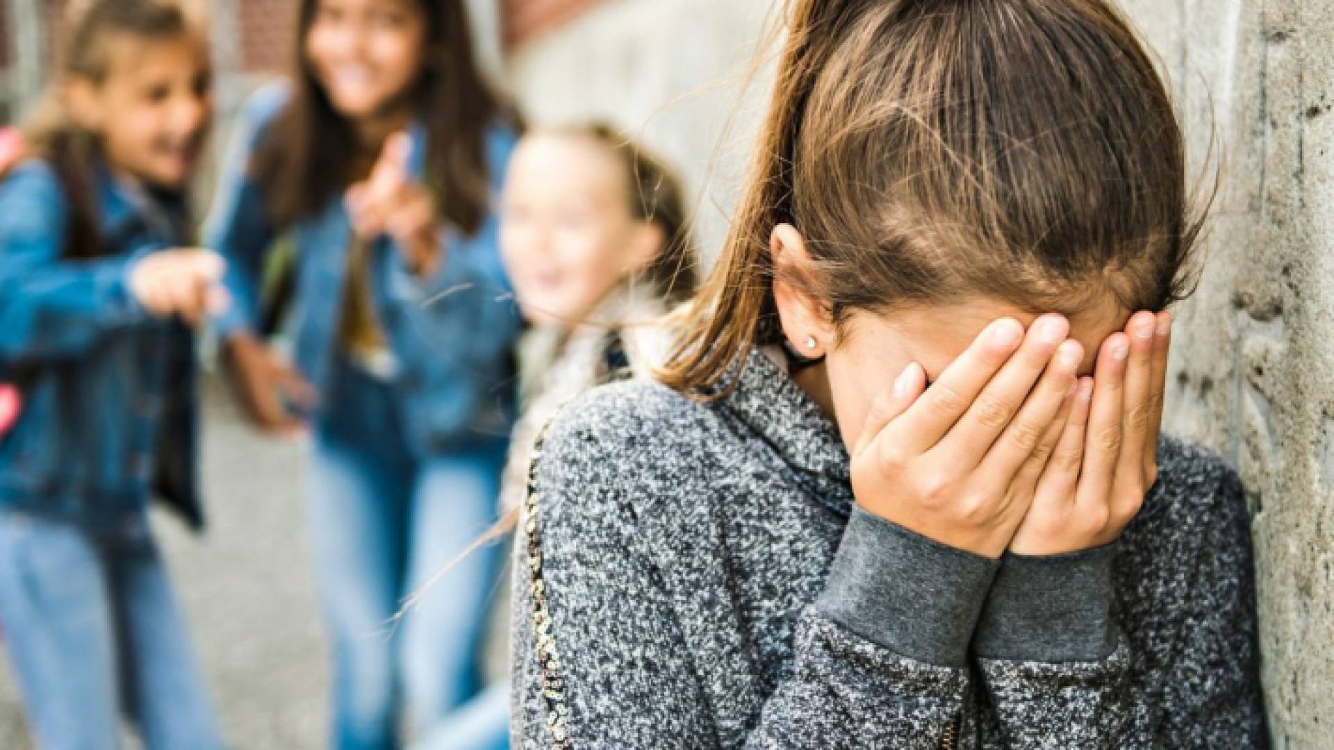 طالبة مدرسة تبكي - تعبيرية