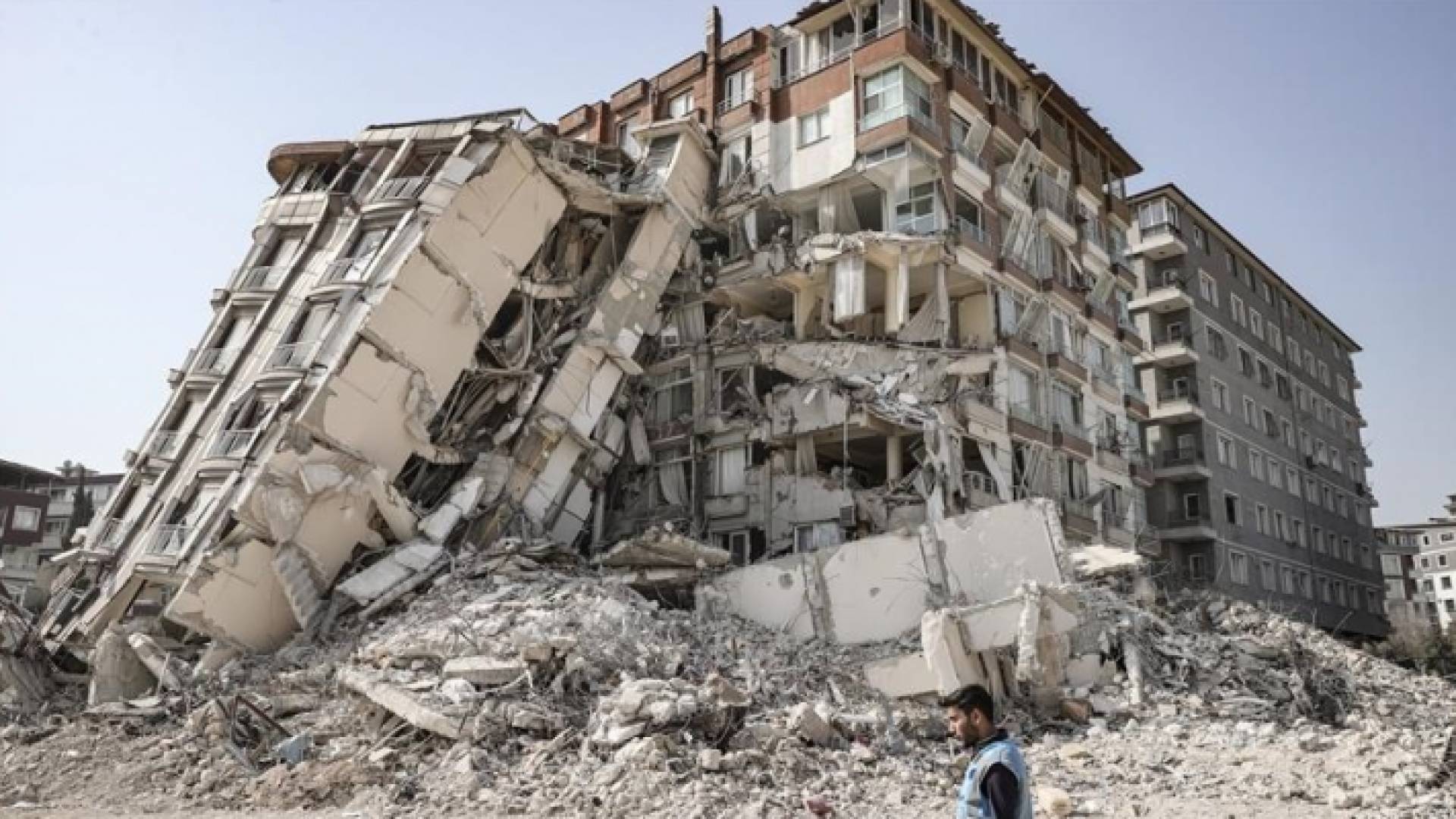 مبني مدمرة بفعل زلزال تركيا
