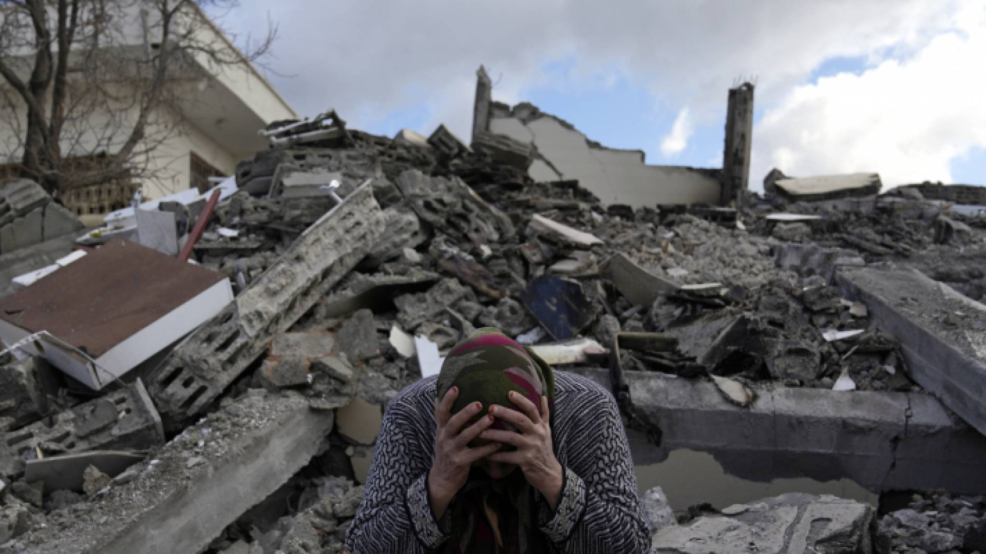 آثار الزلزال المدمر الذي ضرب تركيا