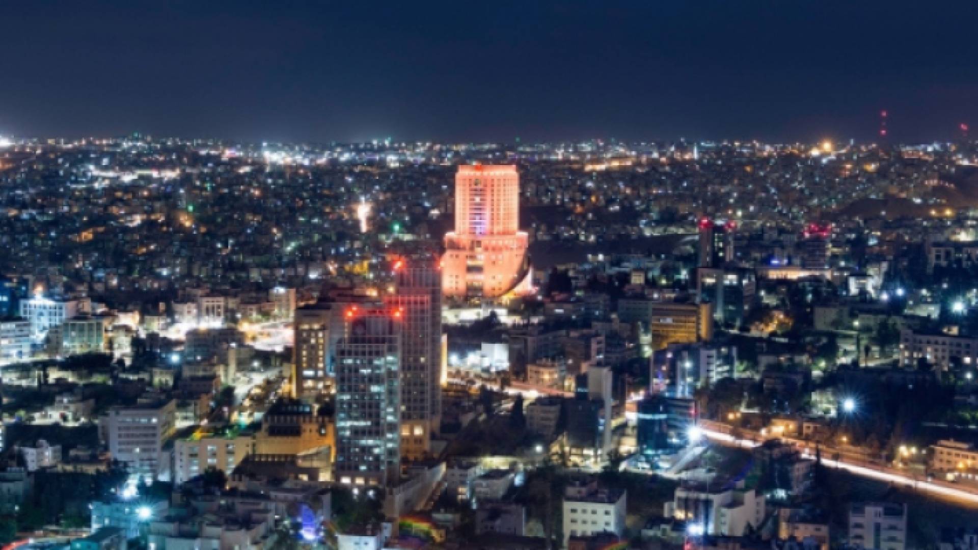 لقطة عامة ليلية للعاصمة عمان