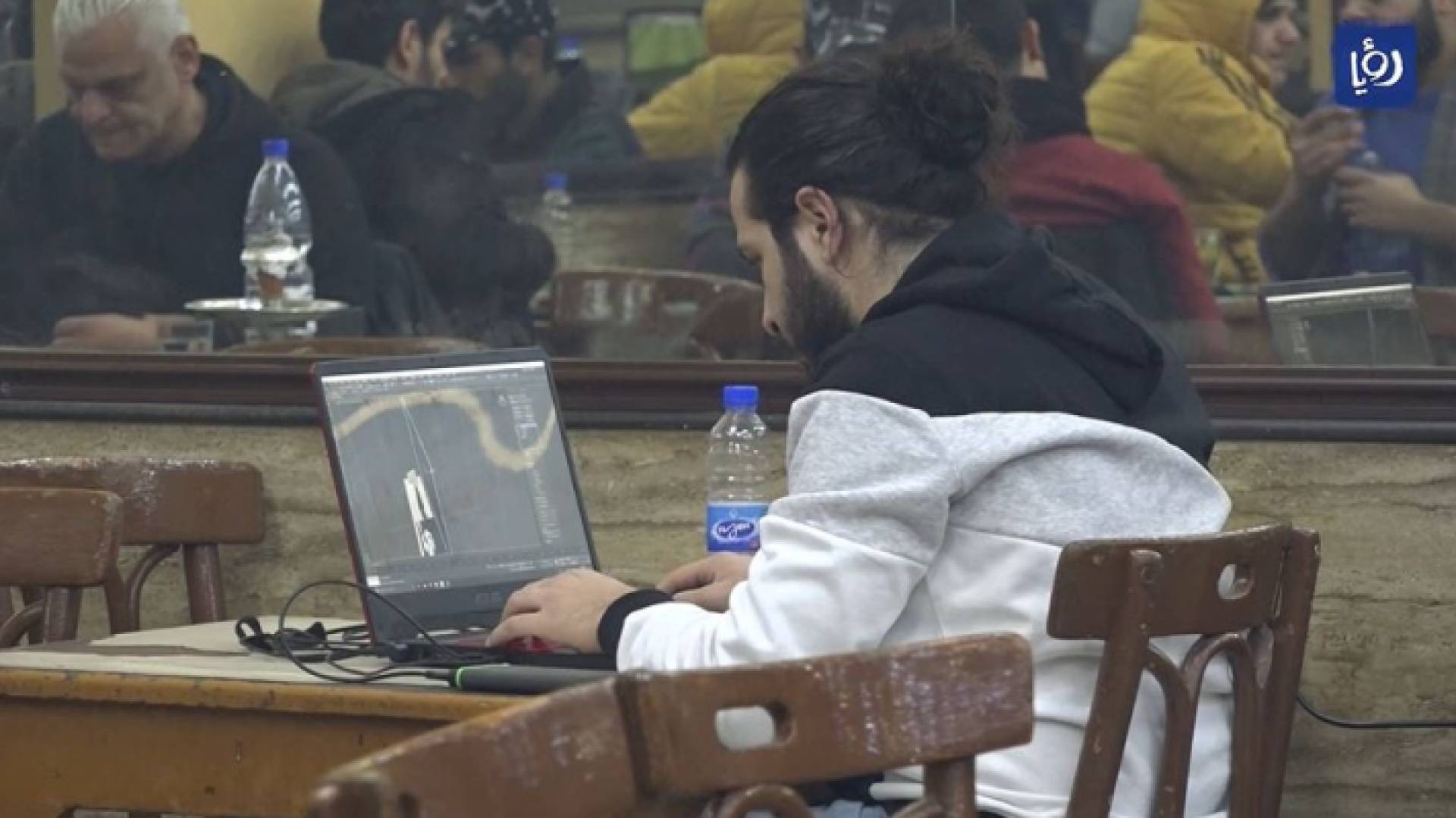 الصورة من داخل أحد المقاهي
