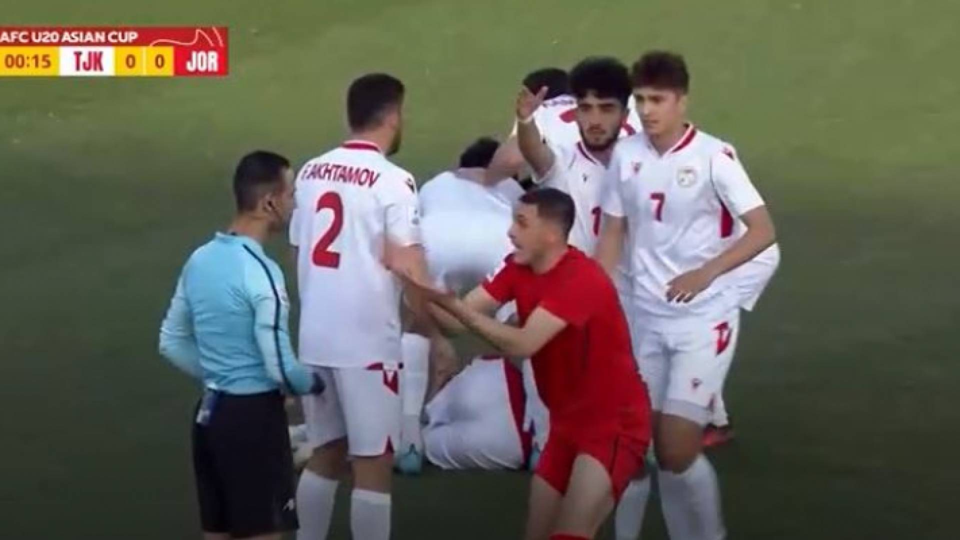 لحظة طرد لاعب منتخب الشباب الأردني بكر كلبونة