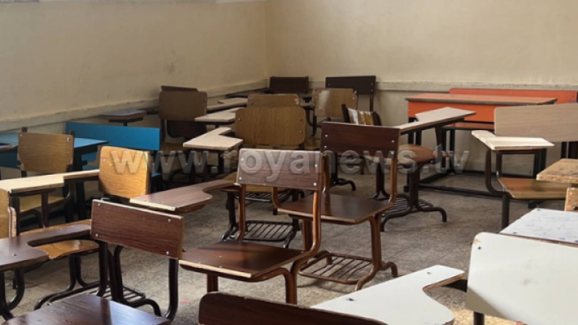 مقاعد دراسية فارغة في مدرسة إربد الثانوية للبنين