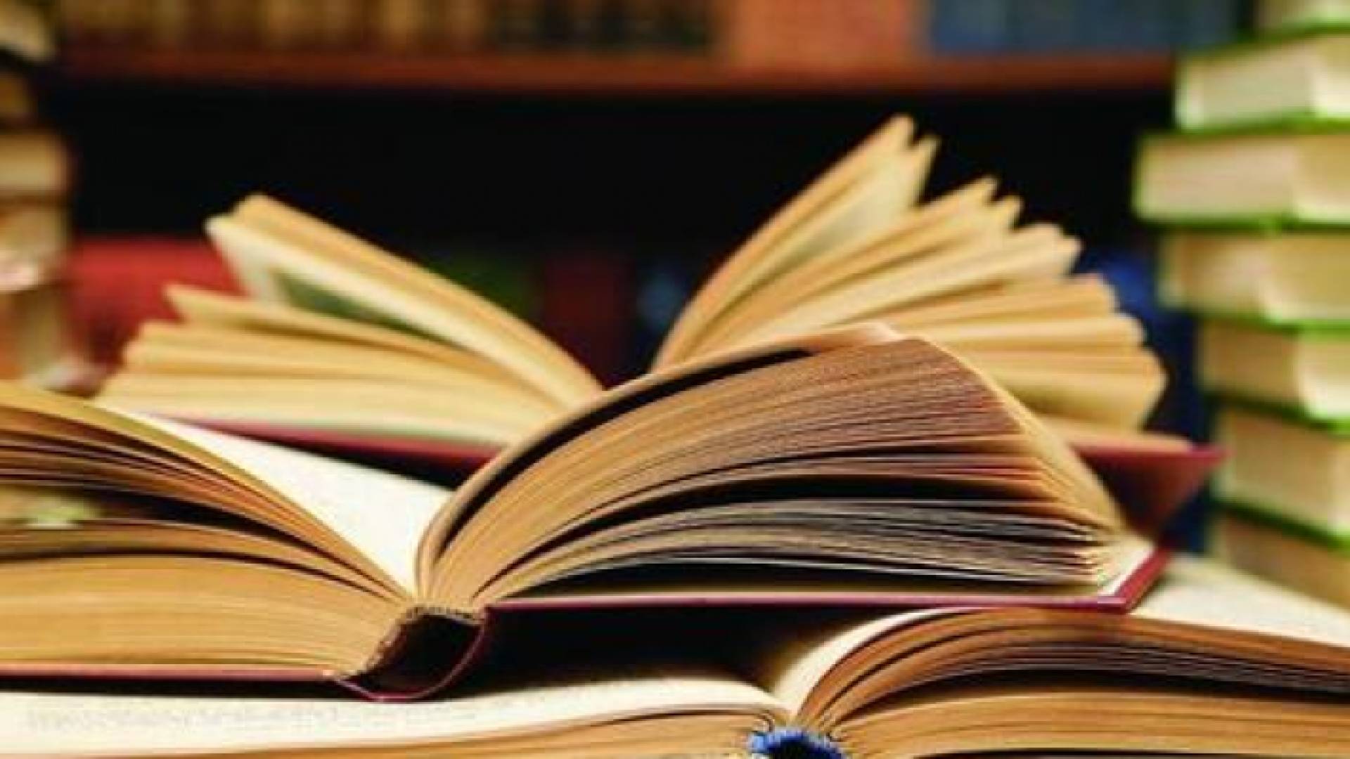 صورة تعبيرية لمجموعة من الكتب