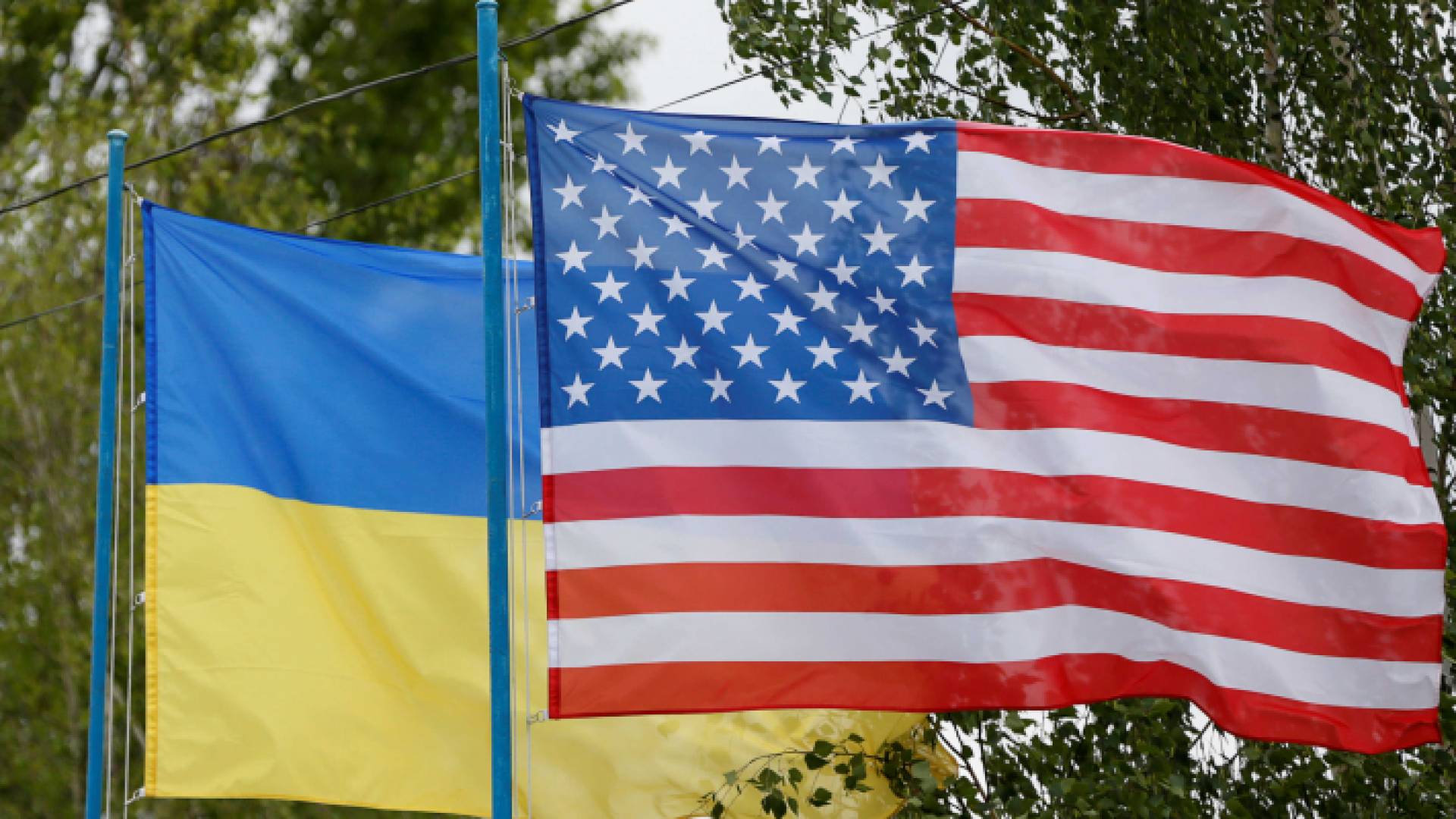 العلمان الأمريكي والأوكراني