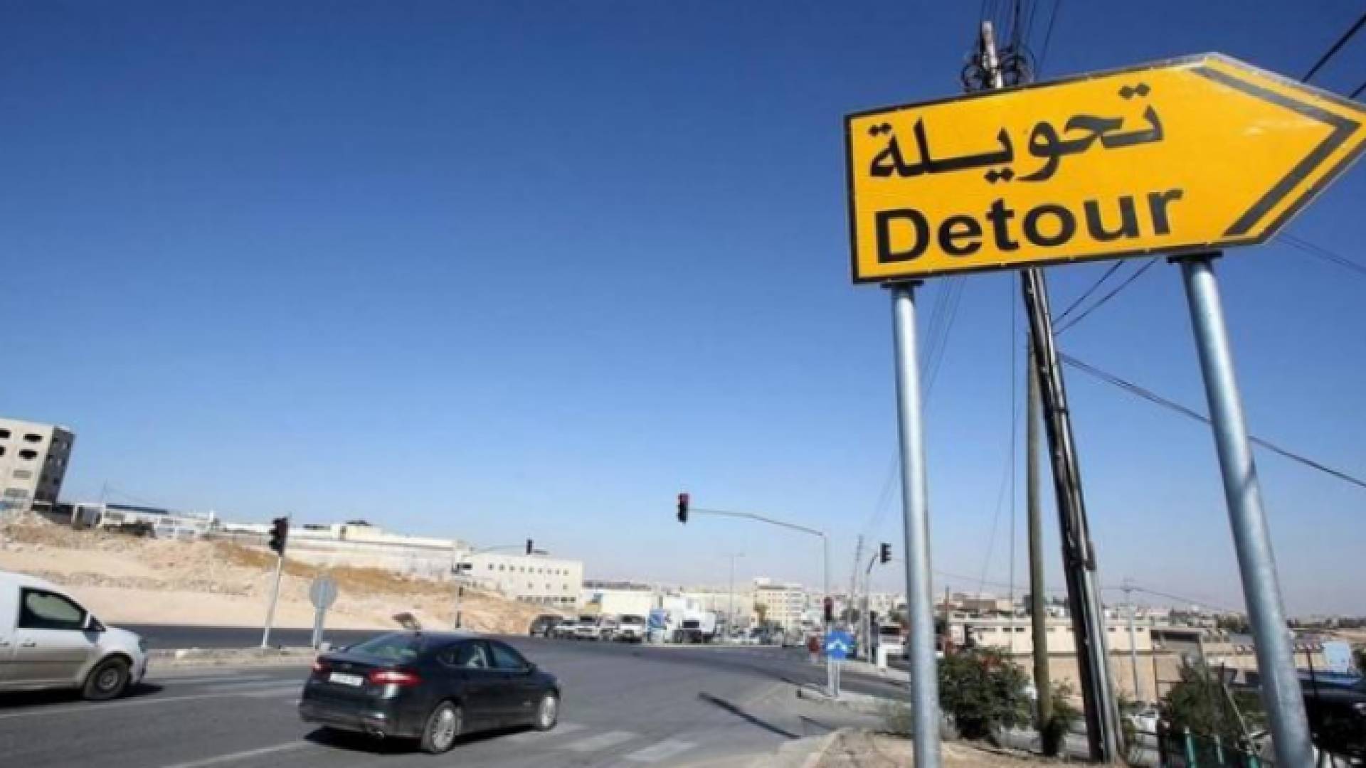 شاخصة مرورية لتحويلة في أحد شوارع المملكة