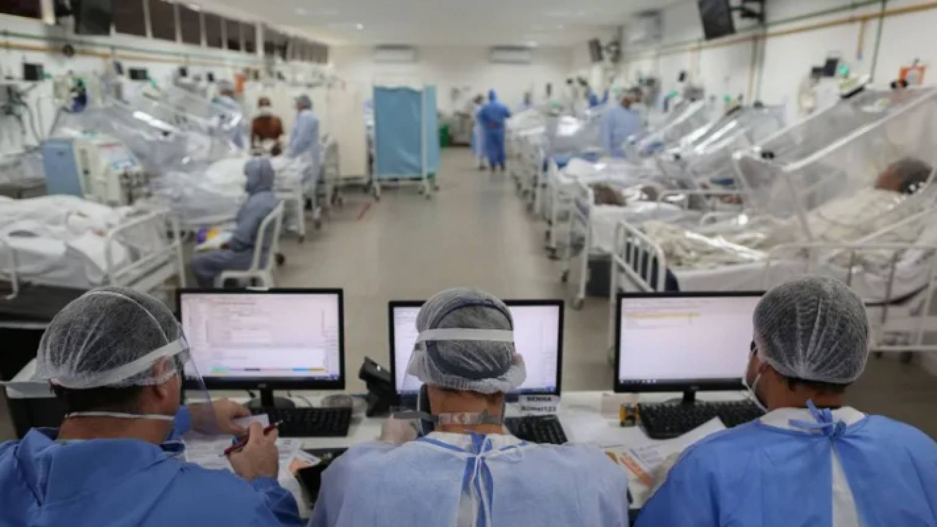 أطباء داخل غرفة مرضى كورونا