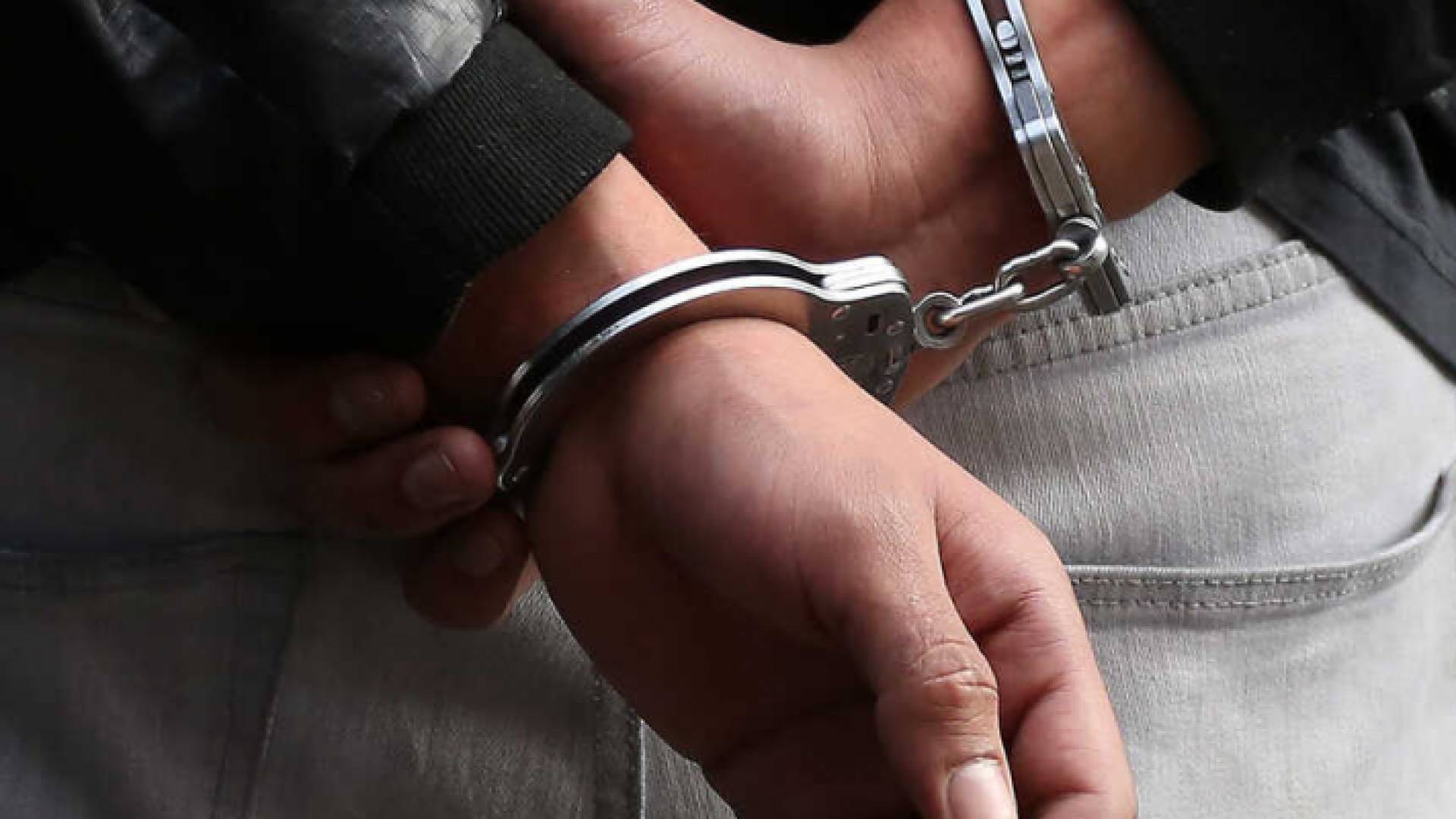 أصفاد حديدة في يدي رجل