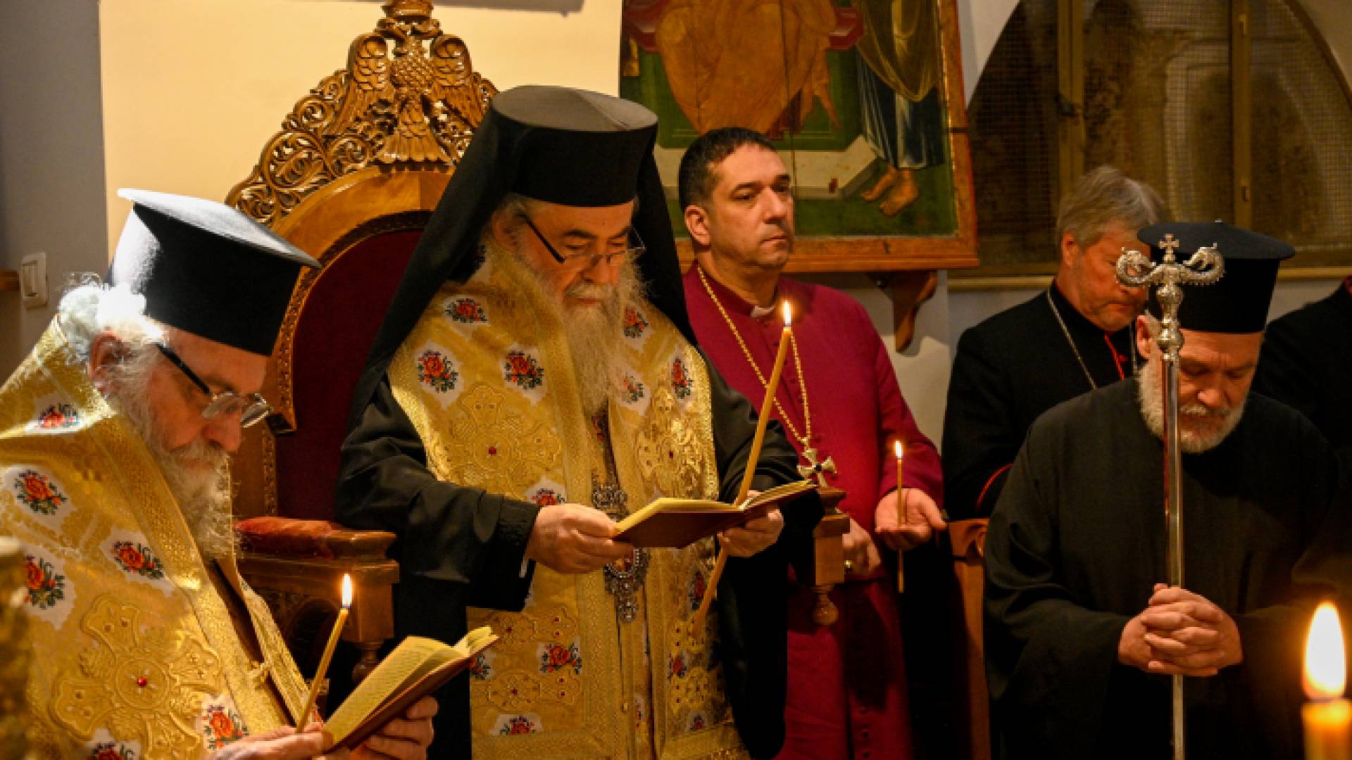 البطريرك ثيوفيلوس الثالث يقوم بتكريس الزيت الذي سيستخدم في مسح ملك بريطانيا