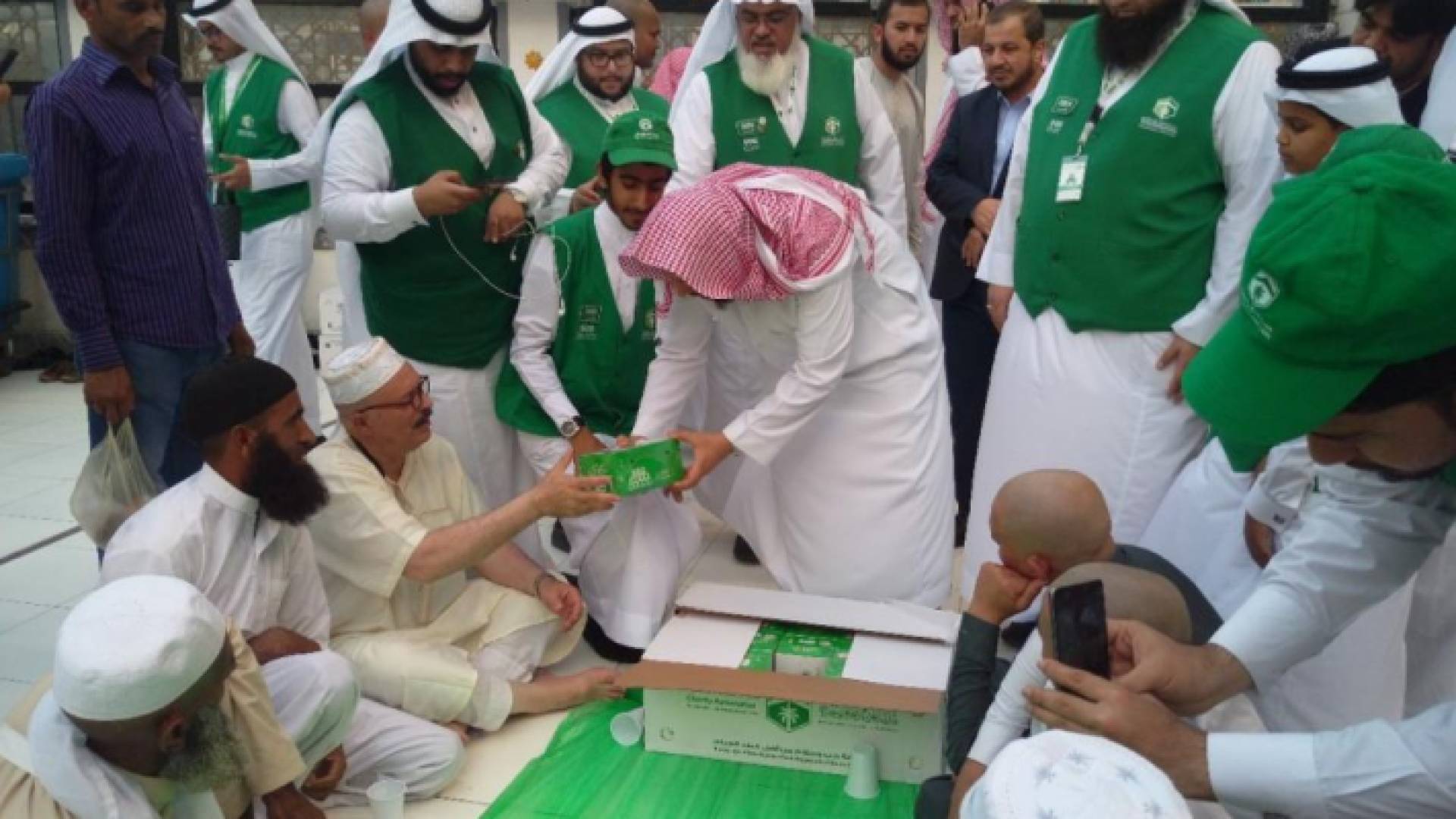 صورة أرشيفية لإفطار مصلين في أحد مساجد السعودية