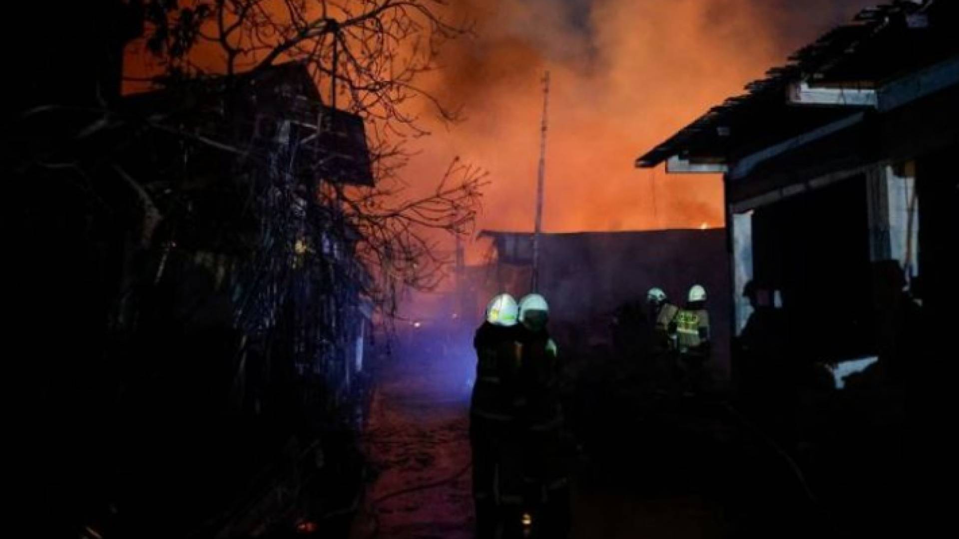 حريق مستودع وقود في إندونيسيا