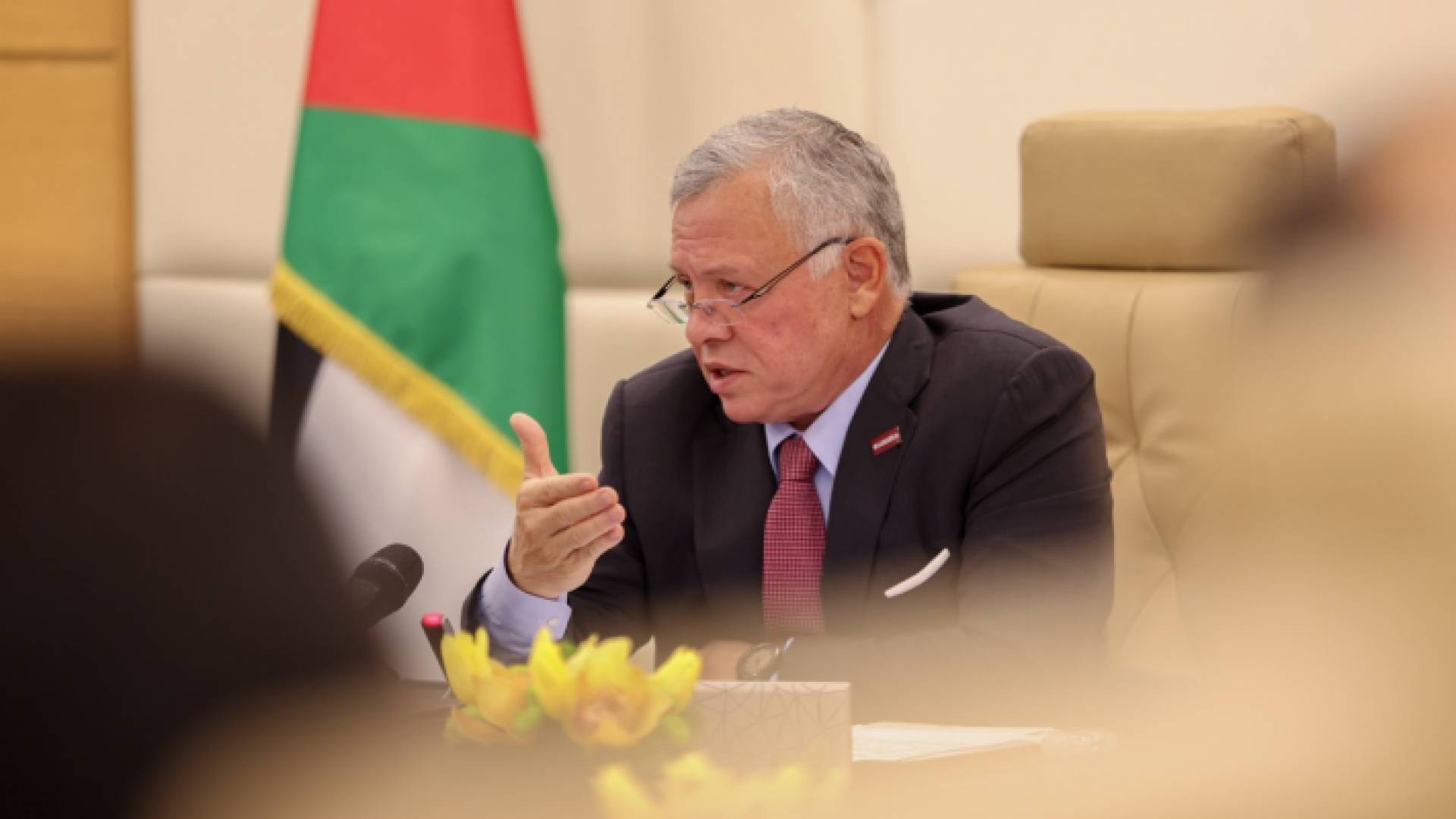 صورة أرشيفية لجلالة الملك عبدالله الثاني في أثناء ترؤسه لاجتماع مجلس الوزراء