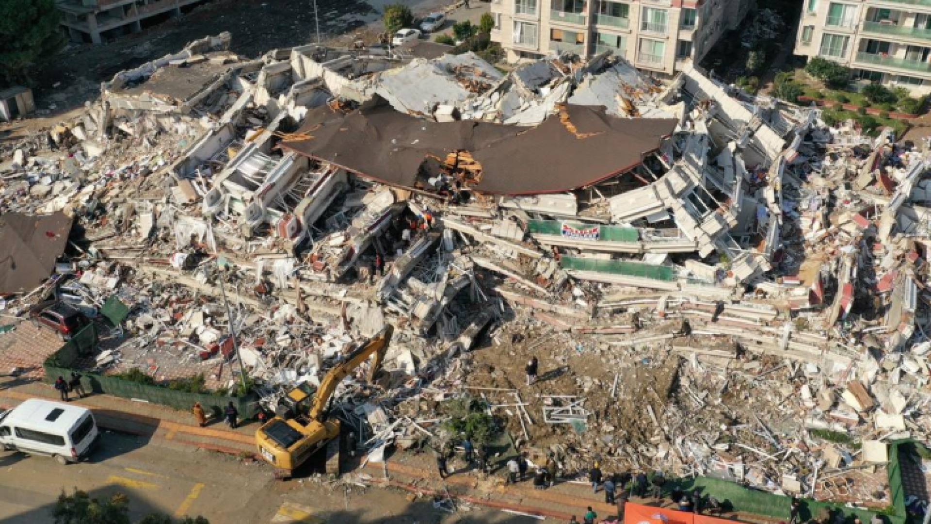 أبنية منهارة في أعقاب الزلزال المدمر في تركيا