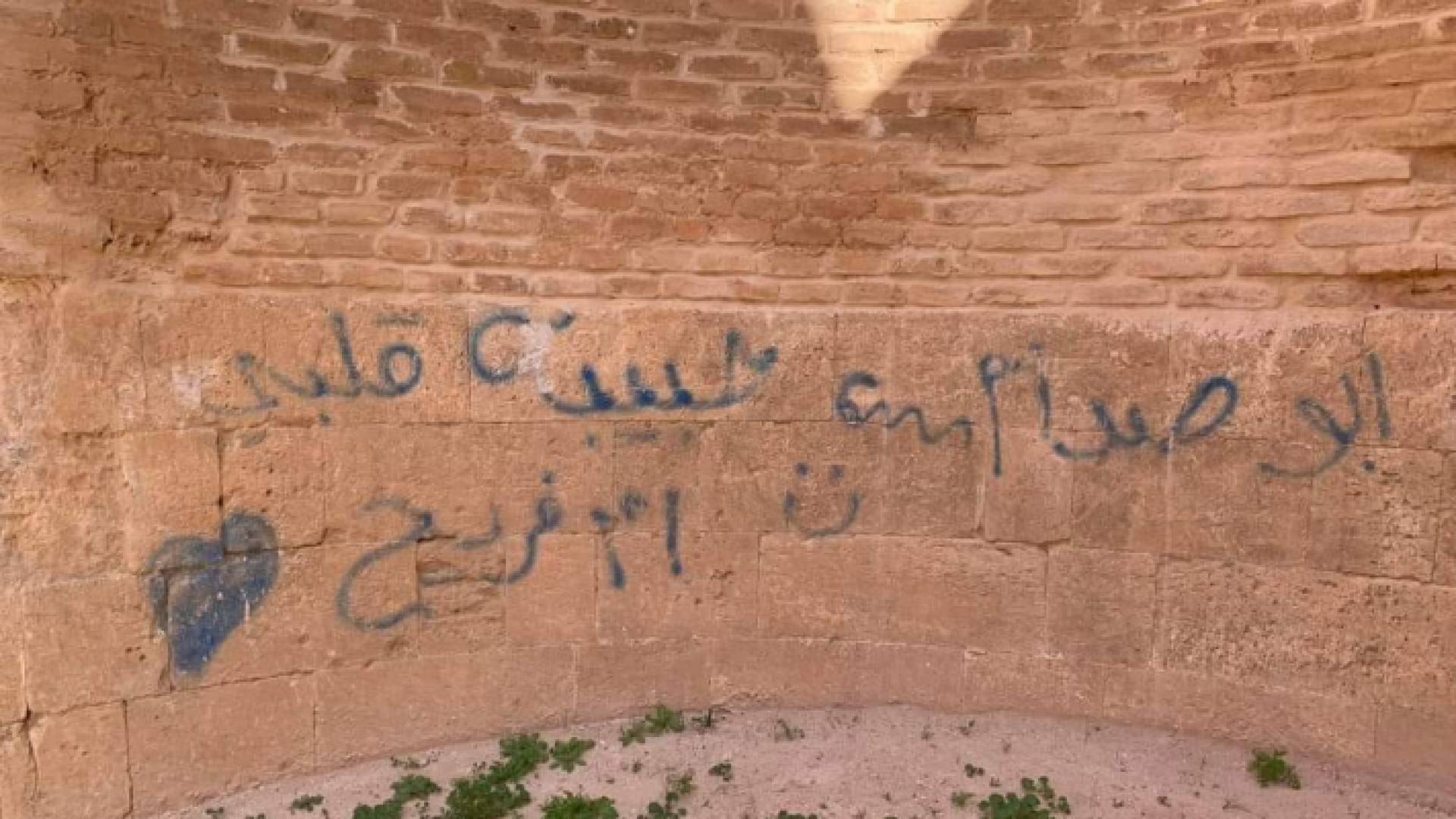 الصورة لجدار في قصر المشتى تعرض للتشويه