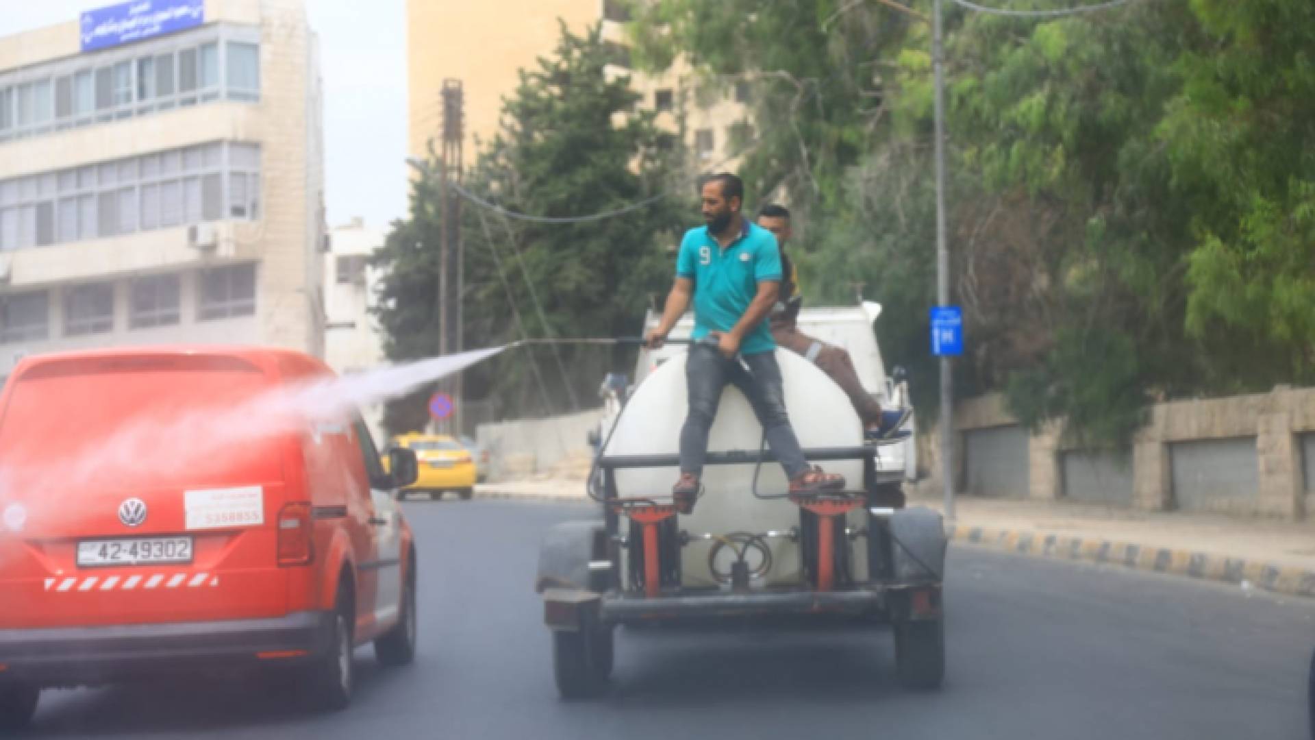 رش المياه في شوارع العاصمة عمان في أثناء مرور البلاد بأجواء حارة - أرشيفية