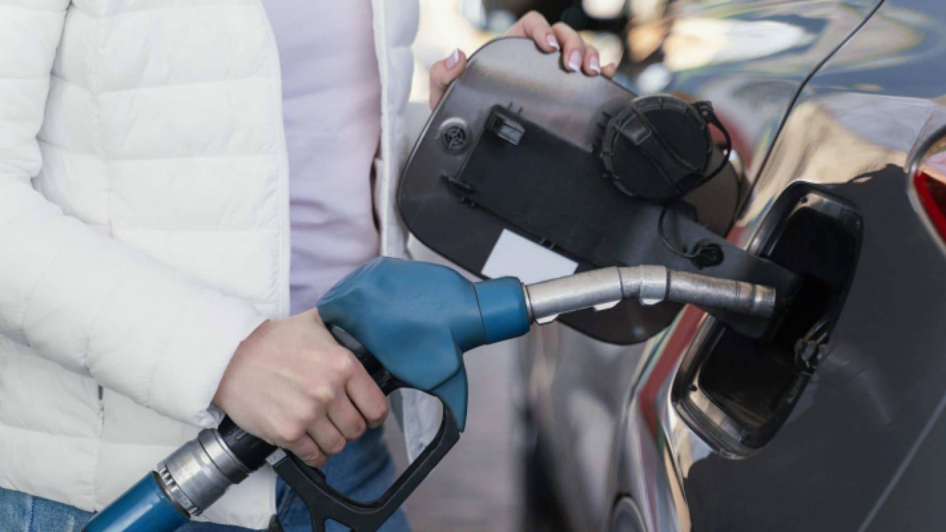 صورة أرشيفية لشخص يقوم بتعبئة مركبته من محطة محروقات