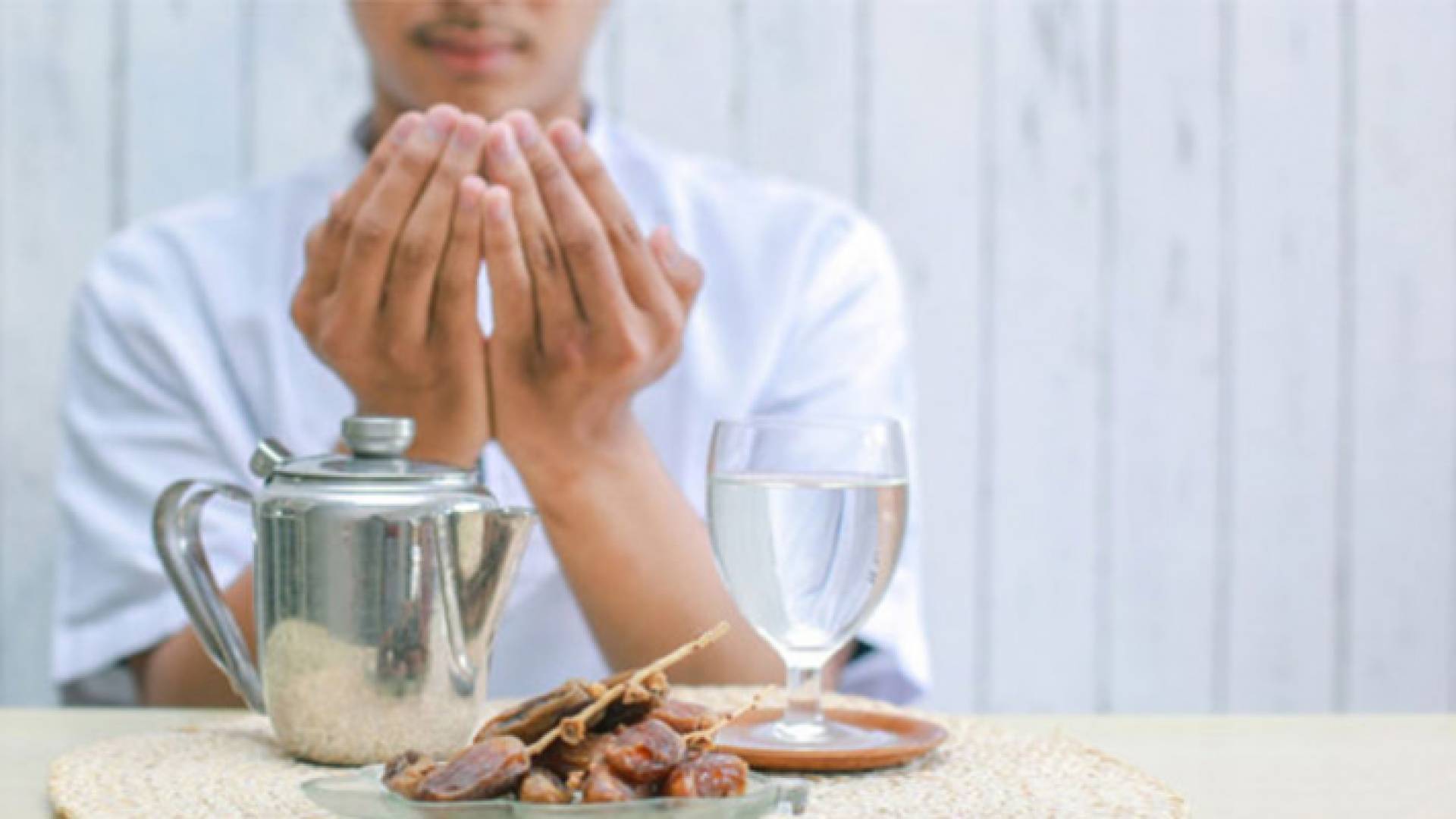 صورة لشخص ينتظر موعد الإفطار