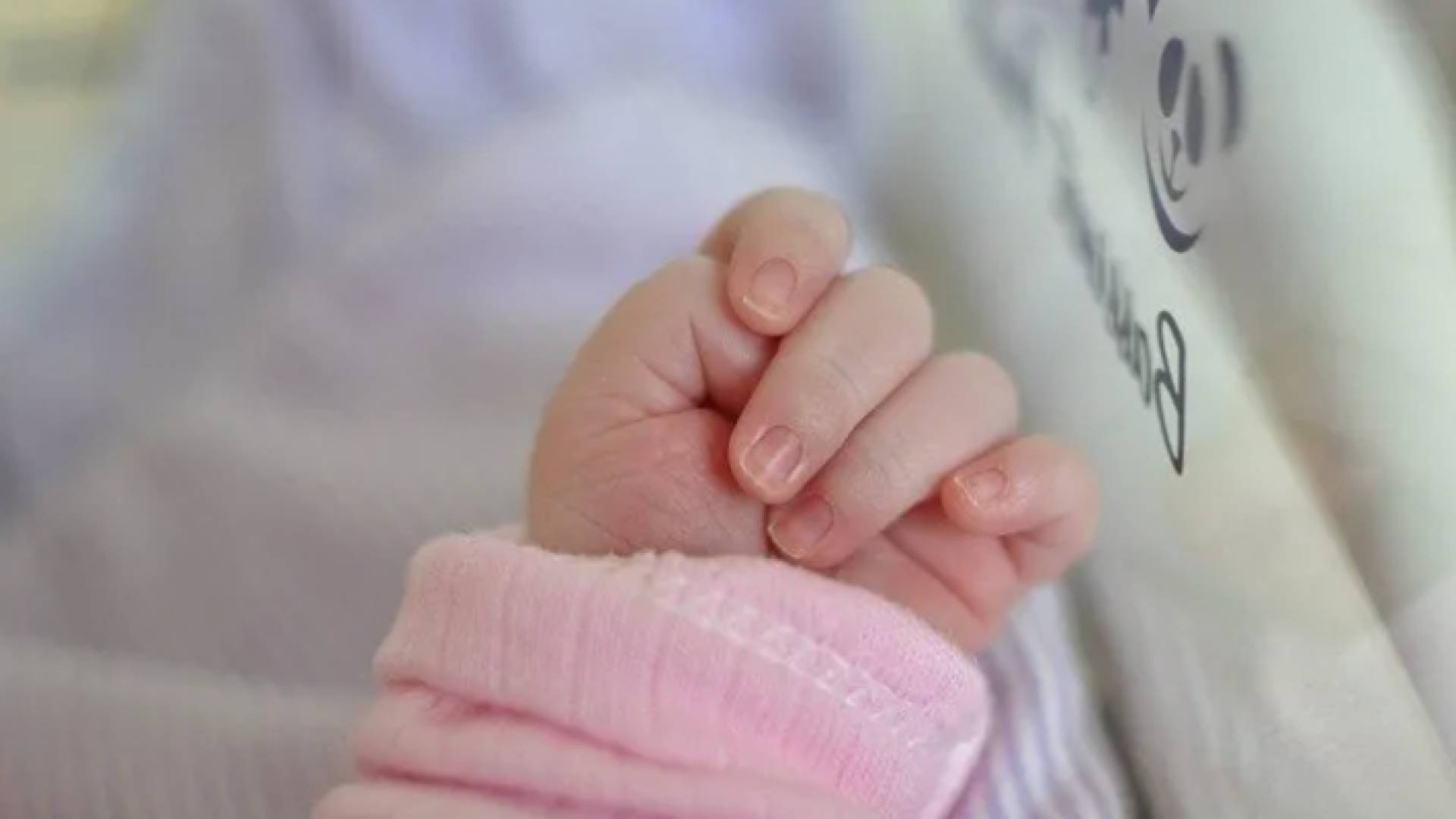 طفلة حديثة الولادة "تعبيرية"