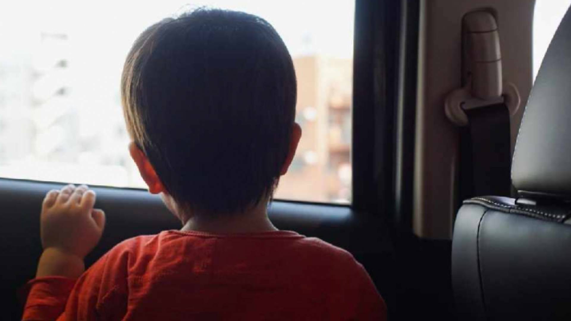 صورة تعبيرية لطفل داخل مركبة