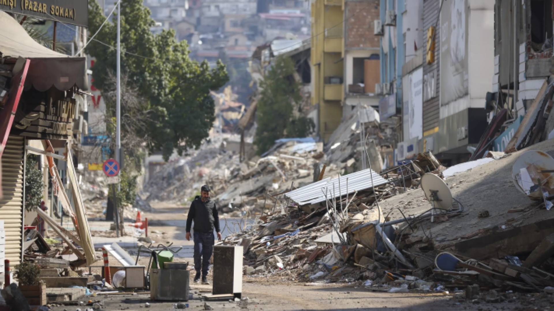 من مشاهد الدمار التي خلفها الزلزال في سوريا