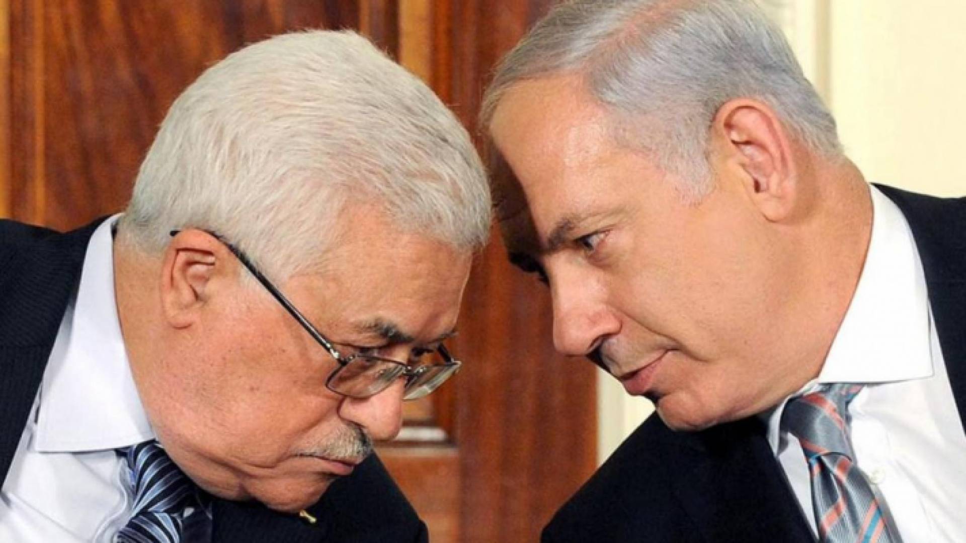 عباس إلى جانب نتنياهو