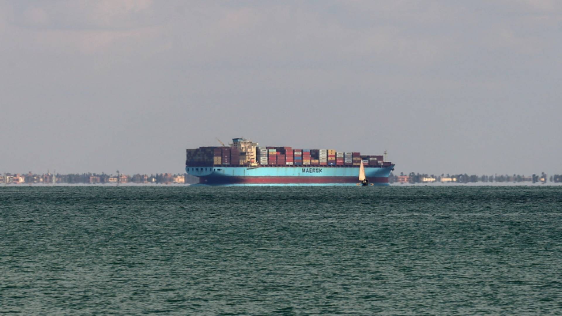 صورة أرشيفية لسفينة حاويات تعبر قناة السويس